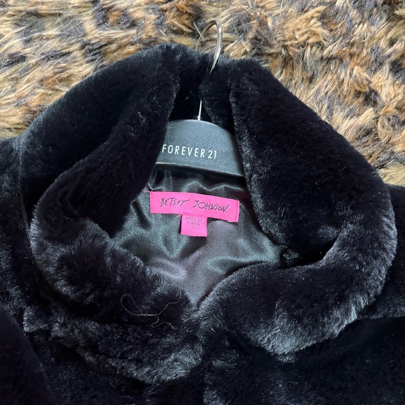 Betsey Johnson Black Faux Fur Cape - Picture 3 of 8